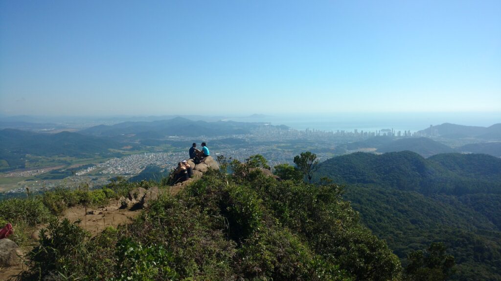 Trilha do Pico da Pedra em Camboriú PEGADAS DE UMA VIAGEM